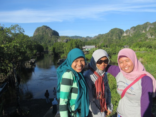 Gara-gara nulis ini baru sadar kalau saya gak punya foto pendakian Gunung Ungaran sama sekali T_T Akhirnya pasang foto ini aja ketika saya, Saad, dan Ani, serta anak-anak P24 lainnya ke Rammang-Rammang, Makassar.