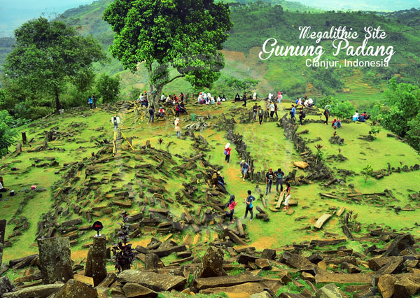 Penasaran seperti apa Gunung Padang yang katanya ada sejarah Megalitikumnya. (Source: the-patw.com)