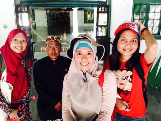 [Foto: Tella] Yeay, selfie bareng Pak Satu, tour guide di Keraton Kasepuhan yang sudah bekerja selama 20 tahun