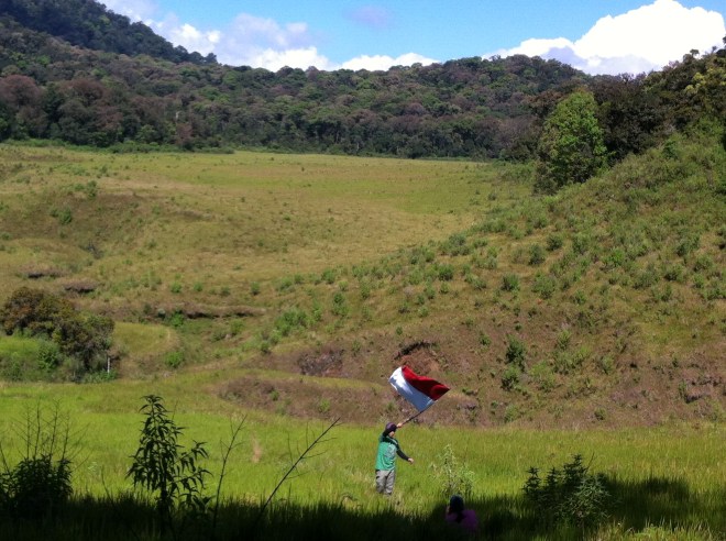 Seorang teman saking happynya, langsung kibarin bendera :D
