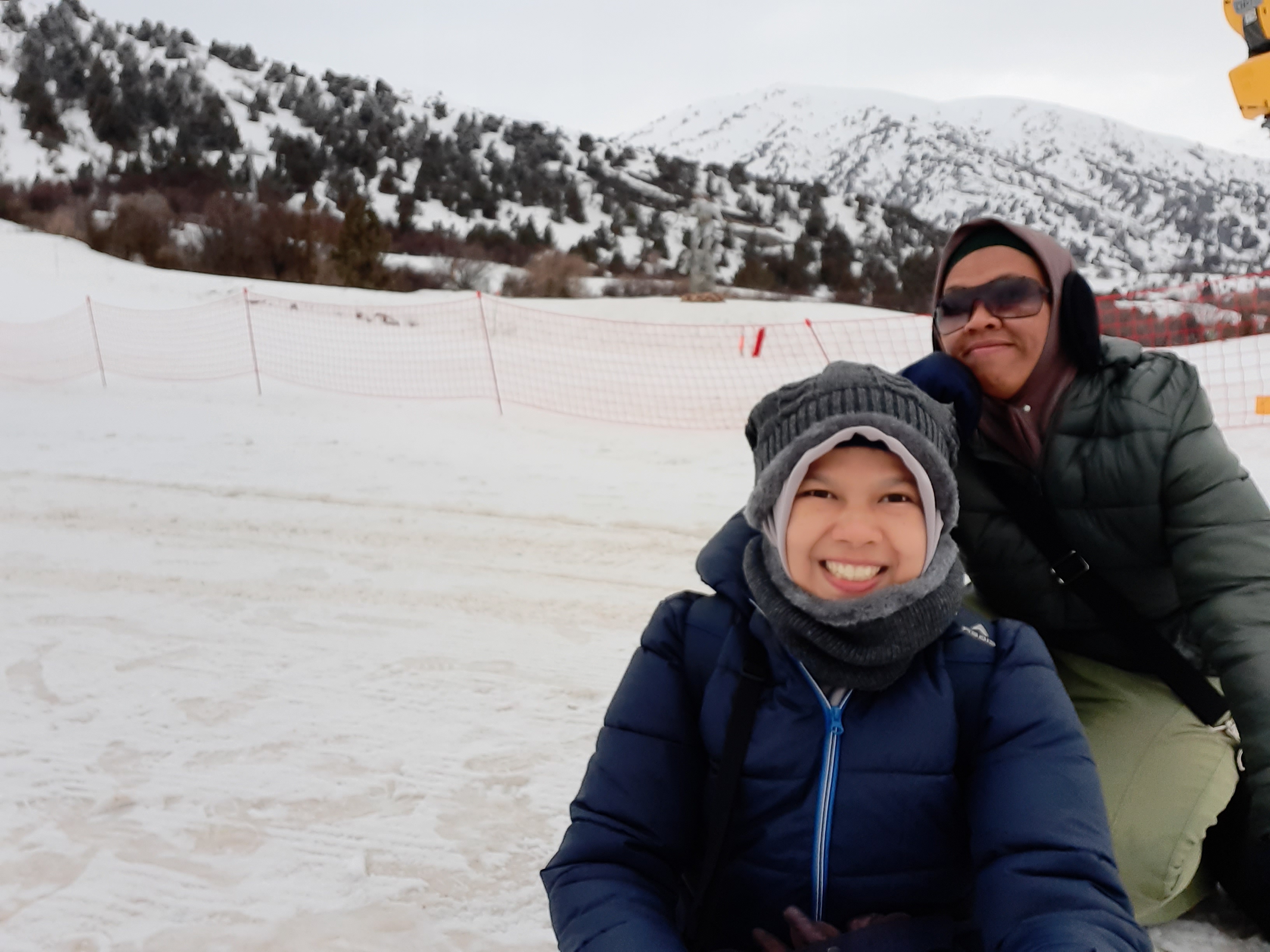 Main salju di Amirsoy, Uzbekistan